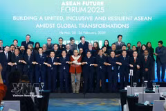 El entonces primer ministro vietnamita, Pham Minh Chinh, y los jefes de las delegaciones en el Foro del Futuro de la ASEAN 2025. (Fuente: VNA)