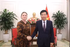 El viceministro de Relaciones Exteriores de Vietnam, Nguyen Manh Cuong, recibe a Caroline Beresford, embajadora de Nueva Zelanda en Vietnam. (Fuente: https://baoquocte.vn/)