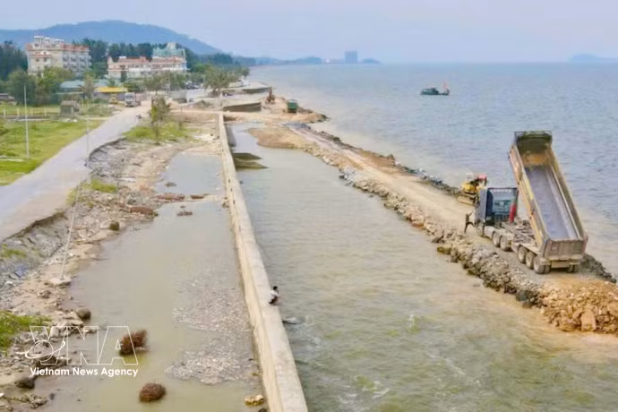 La provincia de Thanh Hoa está acelerando urgentemente la construcción de diques y terraplenes críticos. (Fuente: VNA)