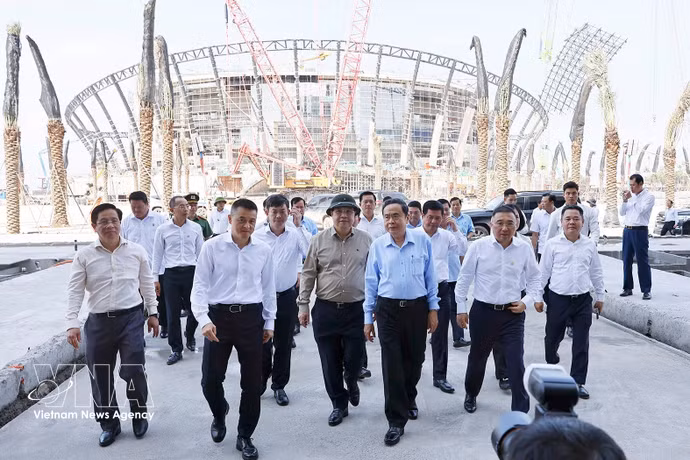 El presidente de la Asamblea Nacional de Vietnam, Tran Thanh Man, y delegados inspeccionan el proyecto del Centro de Convenciones y Exhibiciones del APEC. (Fuente: VNA)