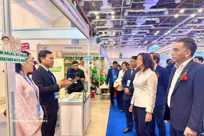 Los delegados visitan un stand de la feria (Foto: VNA)