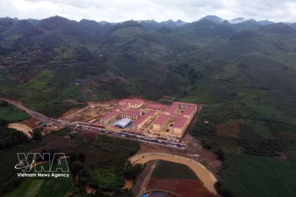Alegría de alumnos de la provincia fronteriza de Son La en su nueva escuela 