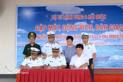 Las autoridades de la Región Naval 4, en coordinación con representantes del gobierno local de Da Nang, la Guardia Fronteriza y las familias, completan los trámites y entregan a los 32 pescadores conforme a la normativa vigente. (Foto: VNA)