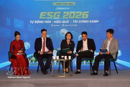 Los delegados del programa ESG Company Tour 2026 con el tema “Automatización – Eficiencia – Financiación verde” en la fábrica de plástico Binh Minh. (Foto: VNA)