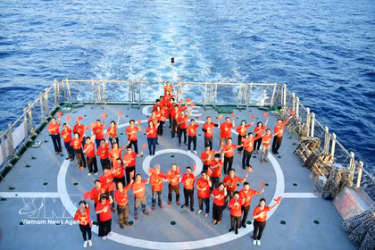 Más de 60 vietnamitas residentes en el extranjero, procedentes de 24 países y territorios de todo el mundo, participaron en el programa "Gran Barco de la Unidad" para visitar a los militares y al pueblo de Truong Sa y la plataforma DK1 del 18 al 26 de abril de 2025. (Foto: VNA)