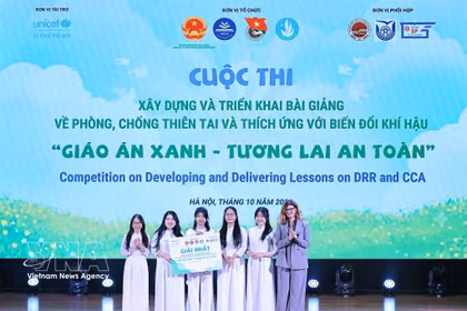 Silvia Danailov, Representante de UNICEF en Vietnam, entrega el primer premio del Concurso para el Desarrollo e Implementación de Planes de Estudio sobre Prevención de Desastres y Adaptación al Cambio Climático al equipo de la Facultad de Educación Infantil, Universidad Pedagógica de Hanoi (Foto: VNA)