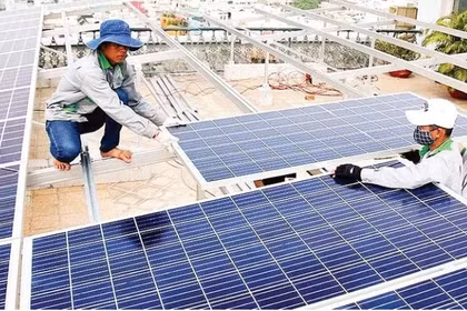 Instaladores de paneles solares en Ciudad Ho Chi Minh. (Foto: nhandan.vn)