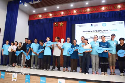El comité organizador y los voluntarios hacen entrega simbólica de las llaves y las casas a los residentes. (Foto: laodong.vn)