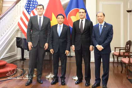 El viceprimer ministro Nguyen Van Thang con líderes del Departamento de Comercio de Estados Unidos, incluyendo al subsecretario Jeffrey Kessler y al subsecretario William Kimmitt (Foto: VNA)