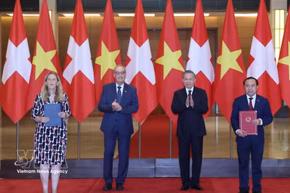 El secretario general y presidente To Lam y el presidente suizo Guy Parmelin presencian la ceremonia de firma de los documentos de cooperación entre ambos países. (Foto: VNA)