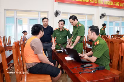 El coronel Tran Quoc Huy, subdirector de la policía provincial de Lao Cai, se confronta directamente a los sospechosos de la red de narcotráfico. (Foto: VNA)