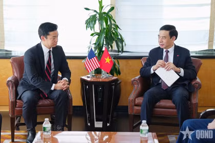 El general Phan Van Giang recibe a John Noh, subsecretario de Guerra de Estados Unidos (Foto: qdnd.vn) 