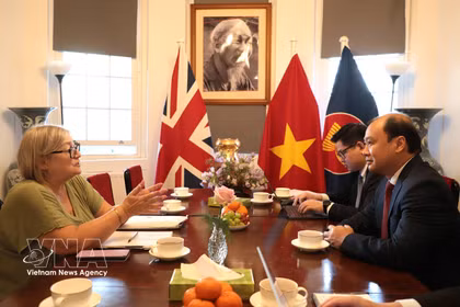 El vicedirector permanente de la Academia Nacional de Política Ho Chi Minh, Le Hai Binh, se reúne con la presidenta del Partido Comunista de Gran Bretaña en Londres. (Foto: VNA)
