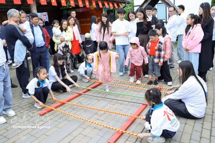 Actividades culturales en el campamento de verano vietnamita de 2026 en la aldea de Klinok, en las afueras de Minsk, Bielorrusia. (Foto: VNA)