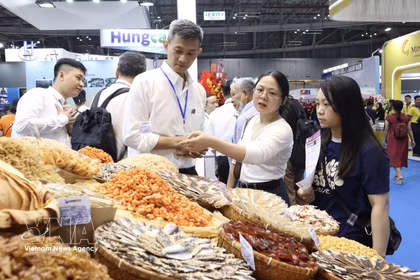 Las empresas exhiben sus productos en Vietfish 2026. (Foto: VNA)