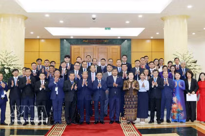Tran Cam Tu y la delegación de jóvenes líderes del Partido Popular de Camboya (Foto: VNA)