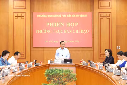 El miembro del Buró Político y permanente del Secretariado del Comité Central del Partido Comunista de Vietnam, Tran Cam Tu, preside la reunión (Foto: VNA) 