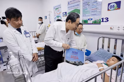 El presidente de la Asamblea Nacional, Tran Thanh Man, entrega regalos a niños pacientes en el Hospital Infantil 1 de Ciudad Ho Chi Minh. (Foto: VNA)