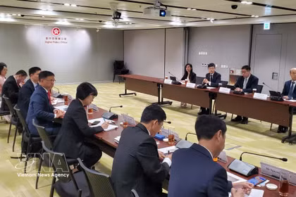 Sesión de trabajo entre la delegación del Comité Popular de Ciudad Ho Chi Minh y la Oficina de Política Digital de Hong Kong. (Foto: VNA)