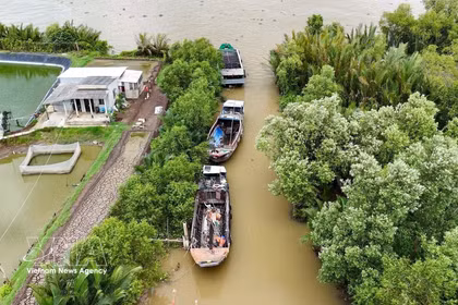 Barcos pesqueros pertenecientes a pescadores de la comuna de Long Huu, provincia de Tay Ninh, esperan para reanudar la pesca. (Foto: VNA)