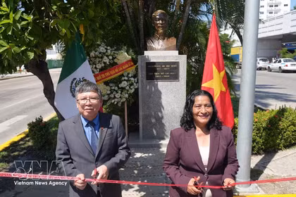 El embajador de Vietnam en México, Nguyen Van Hai, y la alcaldesa de Acapulco, Abelina López Rodríguez, realizan la ceremonia de inauguración de la estatua renovada del presidente Ho Chi Minh. (Foto: VNA)