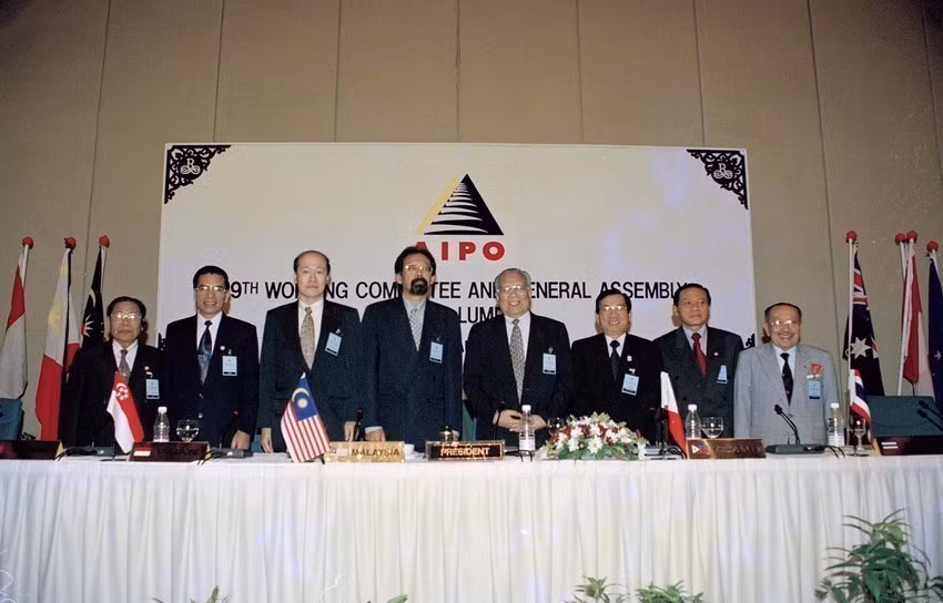 Una delegación de la Asamblea Nacional de Vietnam, encabezada por su presidente Nong Duc Manh, asistió a la XIX Asamblea General de la Organización Interparlamentaria de la ASEAN (AIPO) en Kuala Lumpur, Malasia (del 24 al 28 de agosto de 1998). (Foto: VNA)