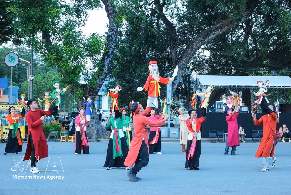 La compañía de marionetas de varilla Te Tieu ofrece una presentación en la calle peatonal Tran Nhan Tong, atrayendo a numerosos turistas. (Foto: VNA)