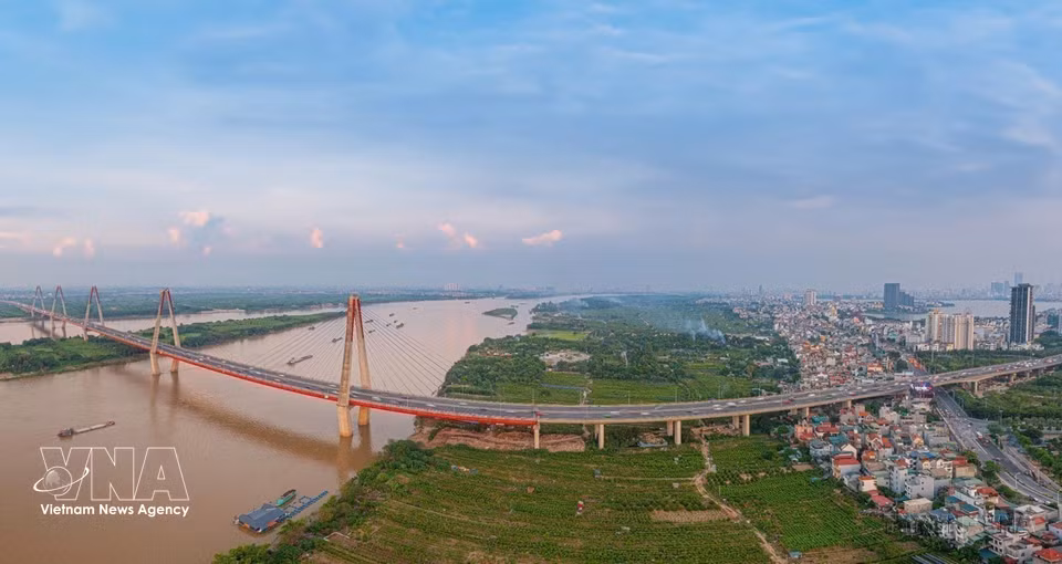 El puente Nhat Tan, uno de los pocos puentes atirantados de múltiples vanos de tal magnitud en el mundo, cuenta con cinco pilones que simbolizan las cinco puertas históricas de Hanoi y los cinco pétalos de las flores de melocotonero asociadas con la aldea de Nhat Tan. (Foto: VNA)