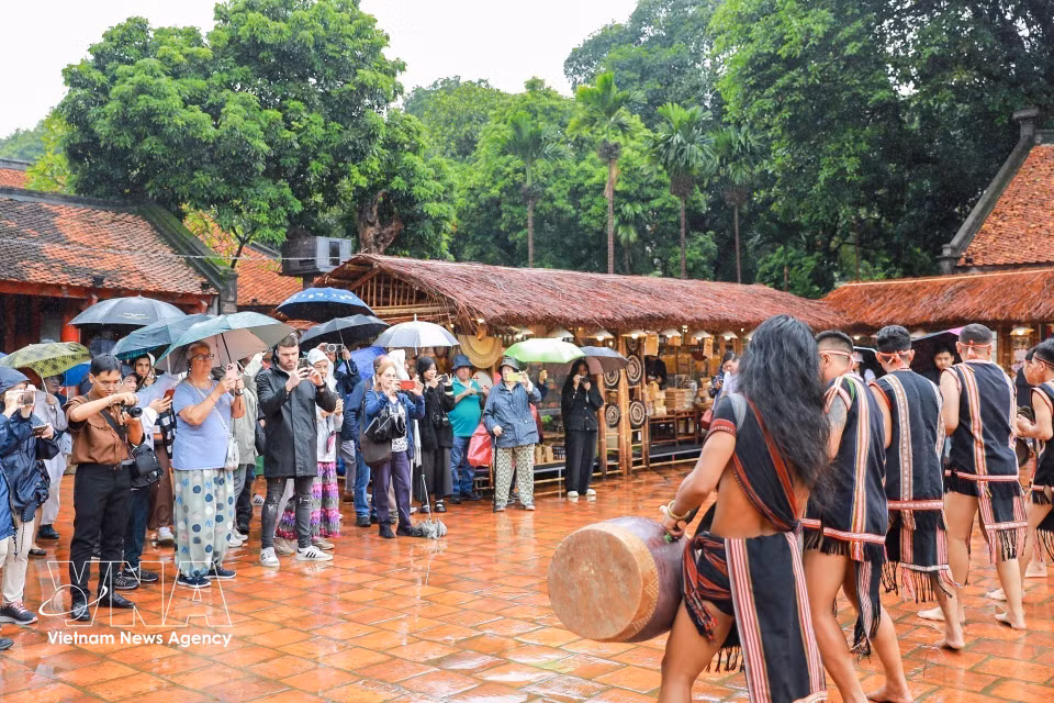 El espacio de exhibición dedicado a la esencia de los oficios artesanales tradicionales, en el Festival Thang Long–Hanoi 2025, atrae la atención de turistas internacionales. (Foto: VNA)