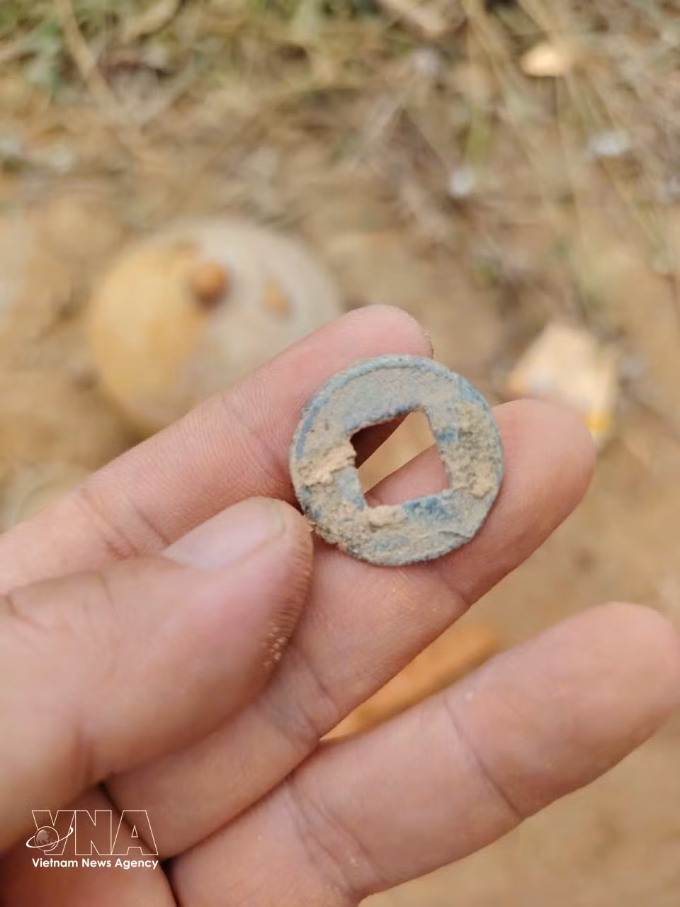 Durante la excavación se descubrieron numerosos objetos antiguos, entre ellos piezas de cerámica vidriada, monedas y objetos metálicos. (Foto: VNA)