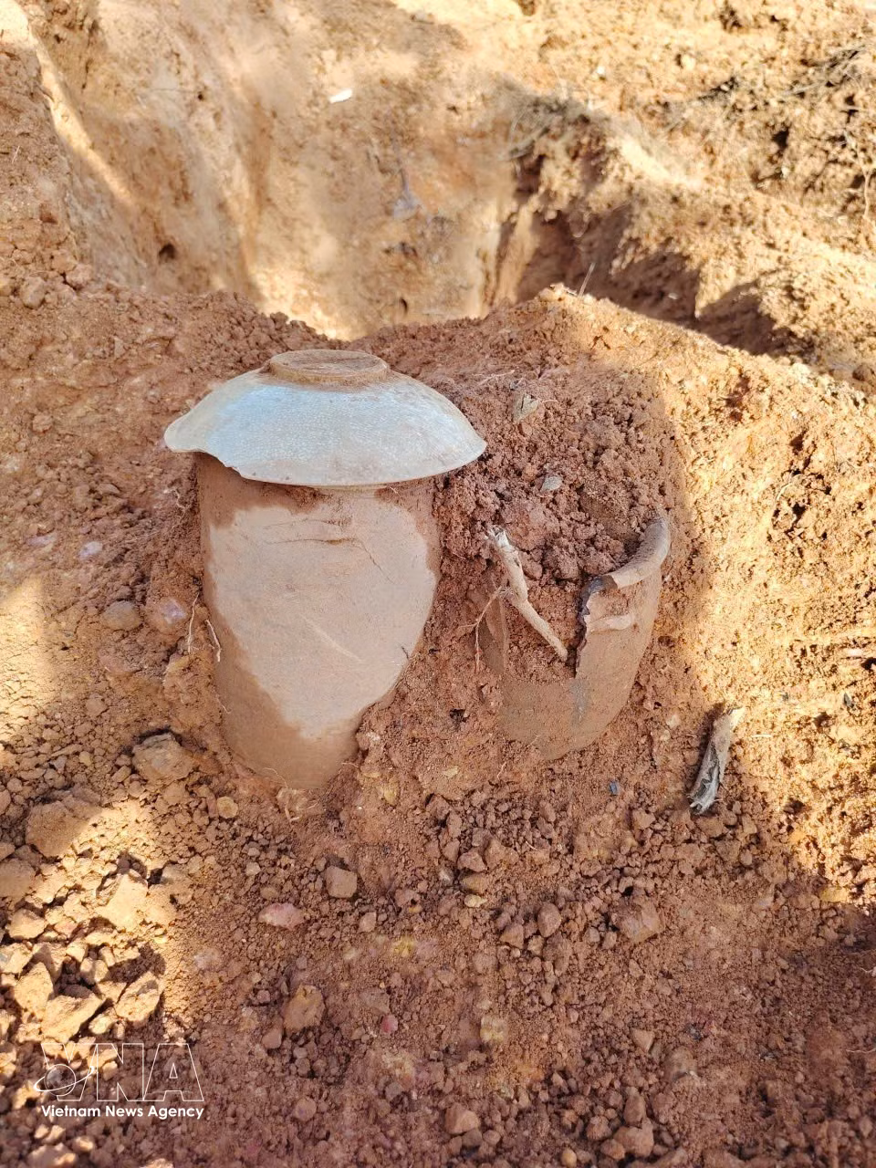 Durante la excavación se descubrieron numerosos objetos antiguos, entre ellos piezas de cerámica vidriada, monedas y objetos metálicos. (Foto: VNA)