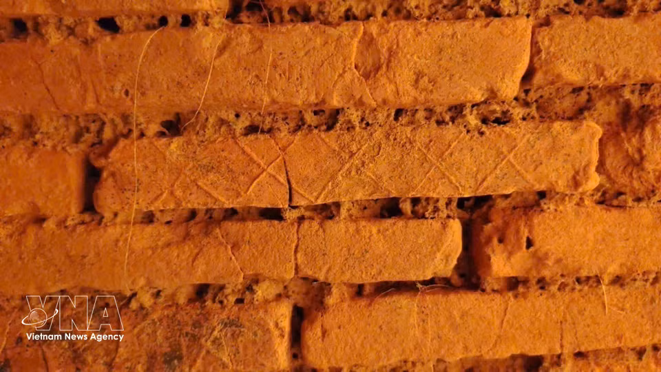 Durante la excavación se descubrieron numerosos objetos antiguos, entre ellos piezas de cerámica vidriada, monedas y objetos metálicos. (Foto: VNA)