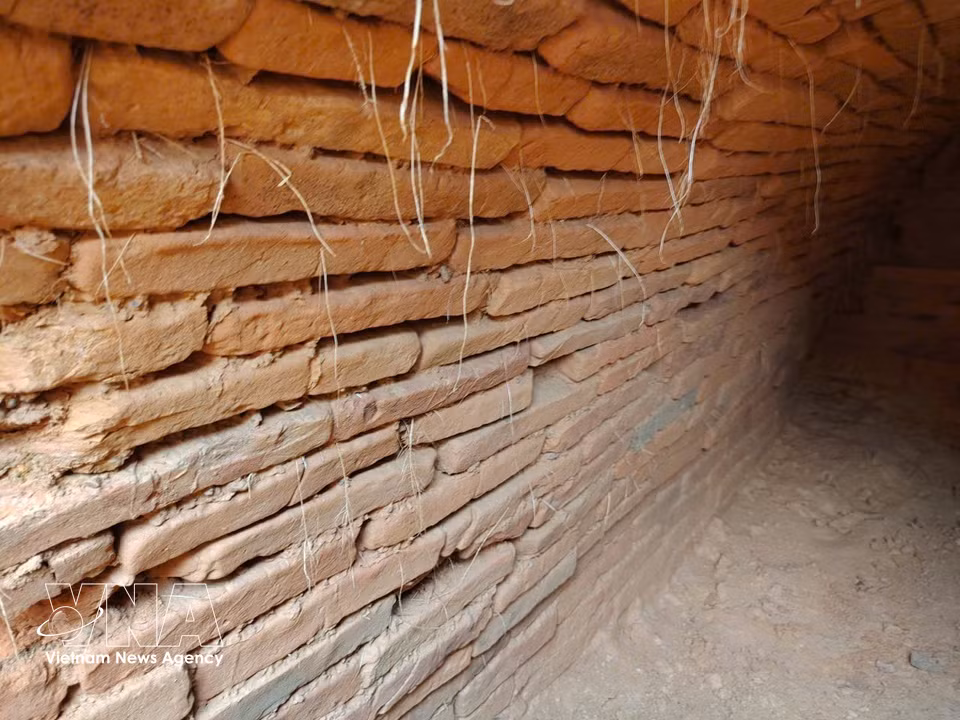 La antigua tumba de ladrillo fue descubierta en el jardín de una vivienda en la comuna de Kim Lien, provincia de Nghe An. (Foto: VNA)