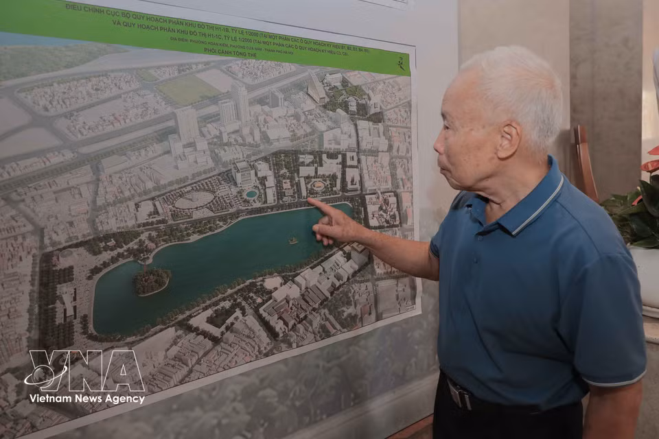 Un poblador analiza cuidadosamente la planificación de Hanoi. (Foto: VNA)