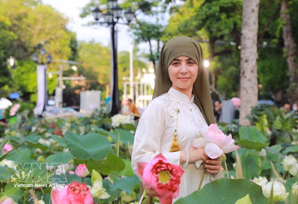 Una turista captura momentos memorables en el Festival del Loto de Hanoi 2026. (Foto: VNA)