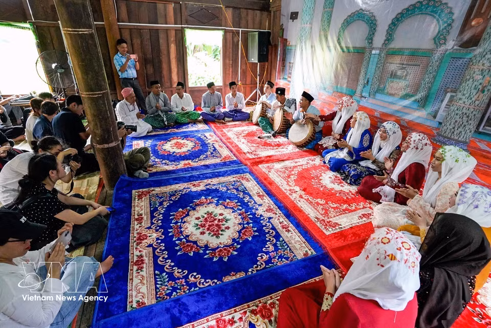 Las recreaciones en la Aldea de Cultura y Turismo de las Etnias de Vietnam ofrecen al público la oportunidad de conocer mejor la riqueza cultural de la comunidad musulmana Cham de An Giang. (Foto: VNA)