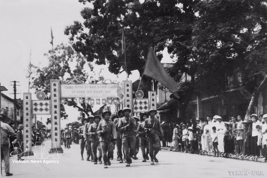 Multitudes reciben con entusiasmo a las tropas del Ejército Popular de Vietnam a su entrada en Ha Dong para tomar el control de la zona, el 6 de octubre de 1954. (Foto: Archivo de VNA)