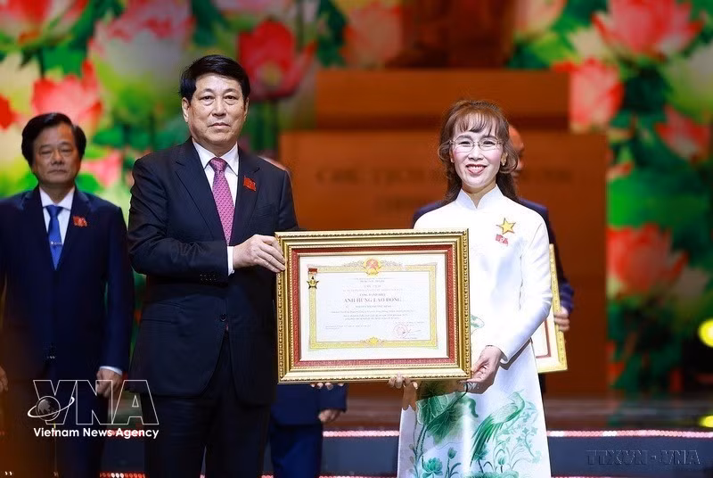 El entonces presidente de Vietnam, Luong Cuong, entrega el título de Héroe del Trabajo a Nguyen Phuong Thao, presidenta del Consejo de Administración de Vietjet Air y del Grupo Sovico, y vicepresidenta permanente de HDBank, en diciembre de 2025. (Foto: VNA)