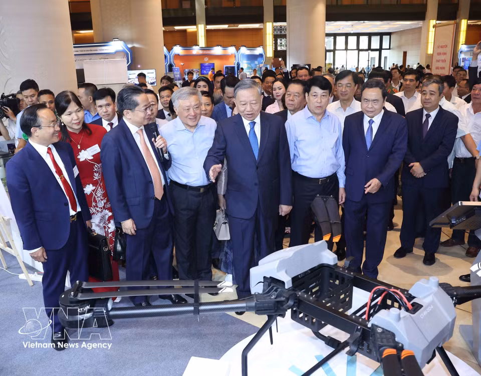 El secretario general del Partido Comunista de Vietnam, To Lam, y los delegados visitan una exposición sobre los logros del sector privado y los productos de empresas privadas, durante una conferencia nacional sobre la implementación de las resoluciones n.º 66-NQ/TW, relativa a la reforma de la elaboración y aplicación de las leyes, y n.º 68-NQ/TW, sobre el desarrollo del sector privado, celebrada en la sede de la Asamblea Nacional el 18 de mayo de 2025. (Foto: VNA)