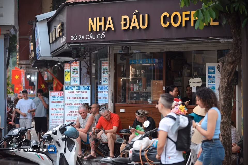 Los animados cafés del Casco Antiguo de Hanoi siguen siendo un destino favorito para los turistas extranjeros. (Foto: VNA)