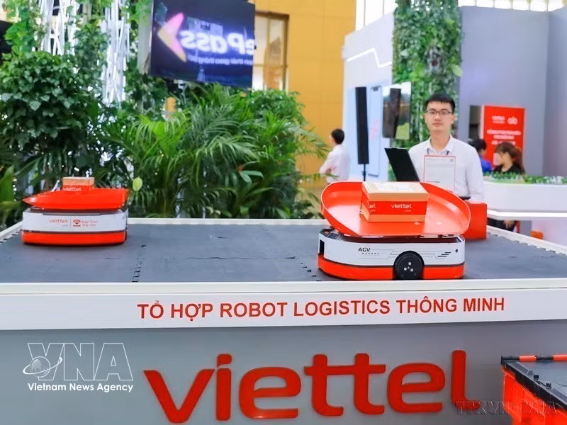 El sistema de robots de logística inteligente del grupo Viettel se exhibe en la Feria de Otoño de 2025. (Foto: VNA)