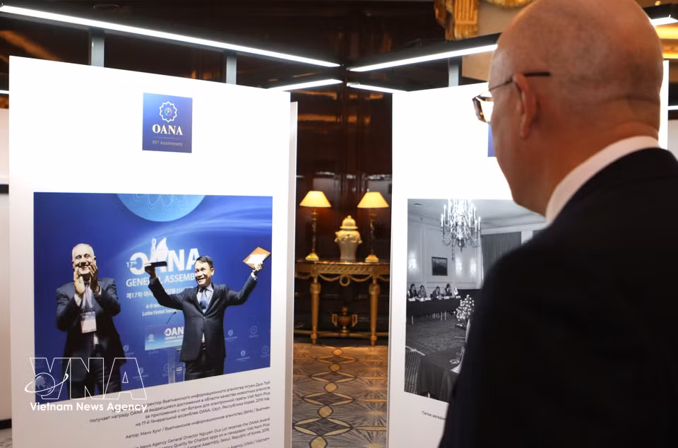 Los delegados quedan impresionados por el momento en que Nguyen Duc Loi, entonces director general de la VNA, recibió el Premio de OANA por la Excelencia en la Calidad de las Agencias de Noticias, entregado por Aslan Aslanov, presidente de la organización para el mandato 2016-2019. (Foto: VNA)