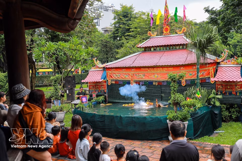El espectáculo de marionetas acuáticas, una manifestación del arte escénico popular vietnamita, despierta el interés y la admiración tanto de espectadores nacionales como extranjeros. (Foto: VNA)