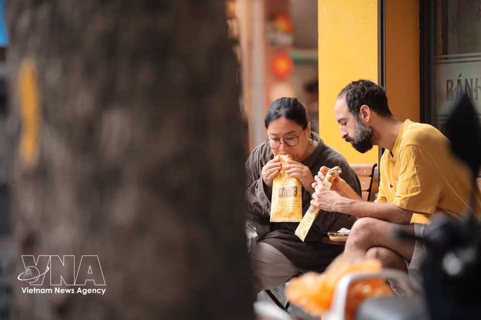 El bocadillo banh mi se ha convertido en una delicia que los visitantes internacionales deben probar para descubrir la vibrante gastronomía de Hanoi. (Foto: VNA)