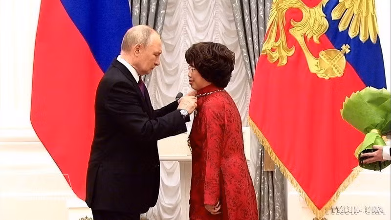 Thai Huong, Heroína del Trabajo y presidenta del Grupo TH, recibe la Orden de la Amistad de Rusia de manos del presidente ruso, Vladímir Putin, en noviembre de 2025, en reconocimiento a sus contribuciones al fortalecimiento de la amistad entre ambos pueblos. (Foto: VNA)