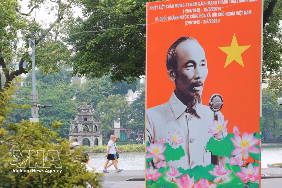 Grandes vallas publicitarias engalanan varios puntos destacados alrededor del lago Hoan Kiem con motivo del 81.º aniversario del Día Nacional. (Foto: VNA)
