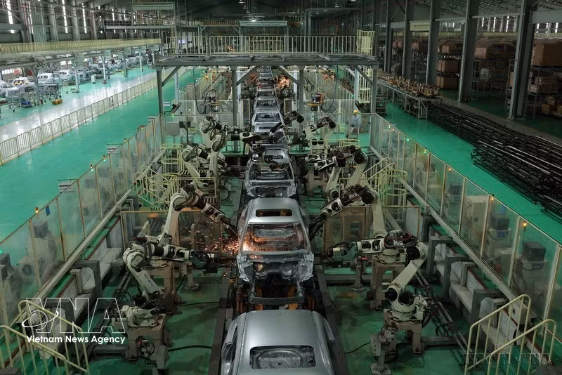 El Grupo THACO opera una línea automatizada de soldadura de carrocerías, equipada con robots de nueva generación que garantizan uniones resistentes, estables y de alta precisión. (Foto: VNA)