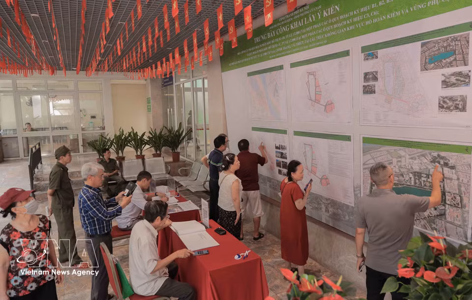 Muchos pobladores acuden a la sede del Comité Popular del barrio de Hoan Kiem para aportar sus opiniones sobre el ajuste del plan urbanístico para el área del lago Hoan Kiem y sus alrededores. (Foto: VNA)