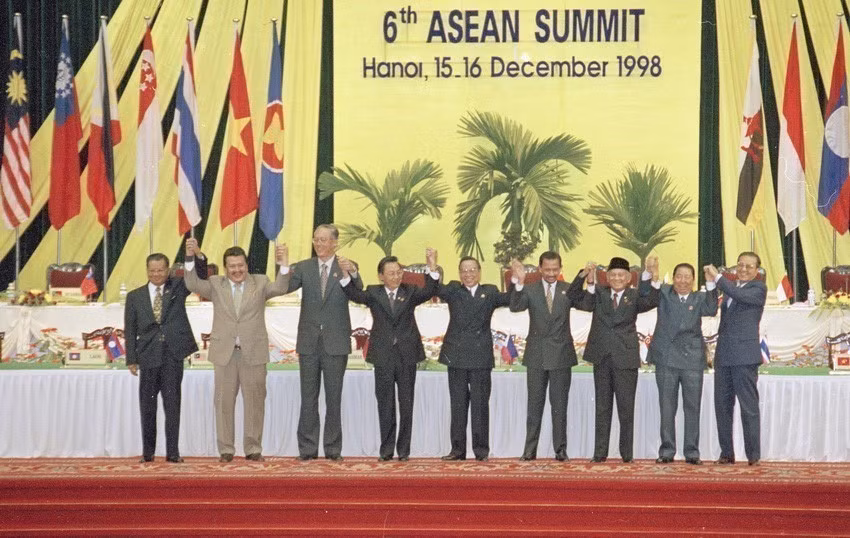 En diciembre de 1998, Vietnam organizó con éxito la VI Cumbre de la Asociación de Naciones del Sudeste Asiática (ASEAN), la primera vez que acogía una cumbre del bloque regional desde su incorporación. (Foto: VNA)
