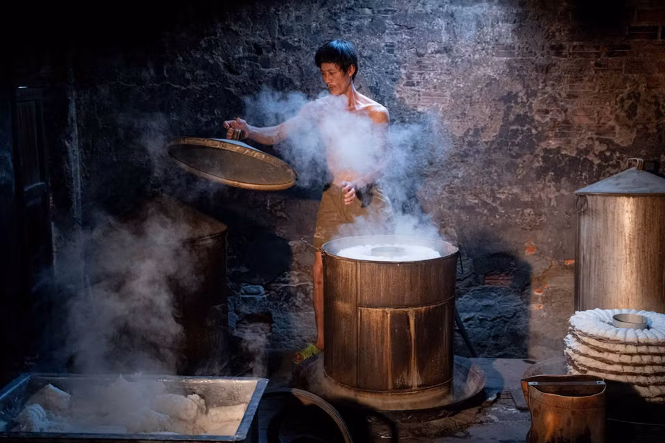 Proceso de cocción al vapor en el horno. (Foto: VNA)